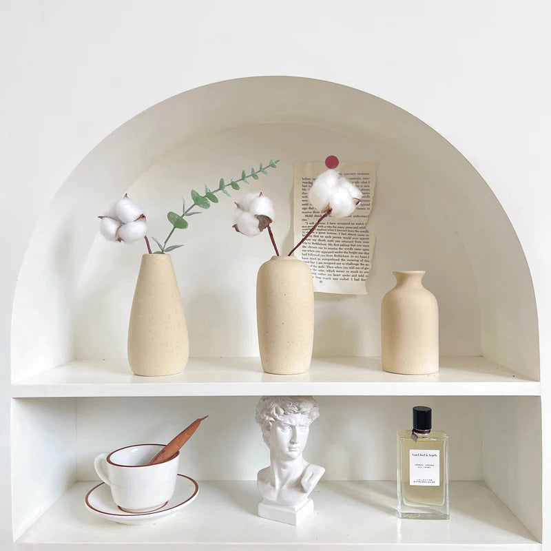Minimal Matte Ceramic Vase – Sculptural Vase for Dried Flowers