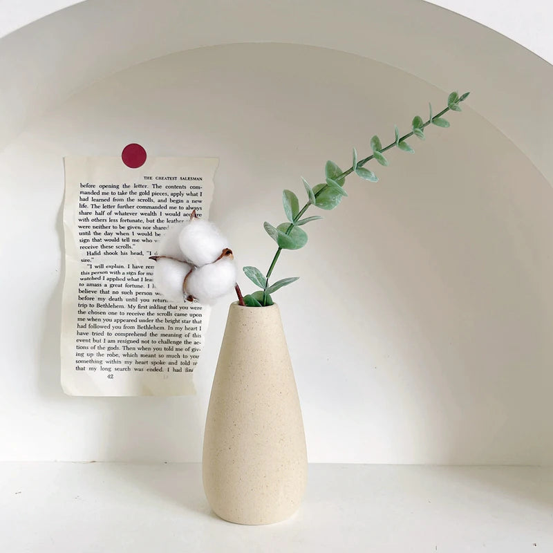 Minimal Matte Ceramic Vase – Sculptural Vase for Dried Flowers