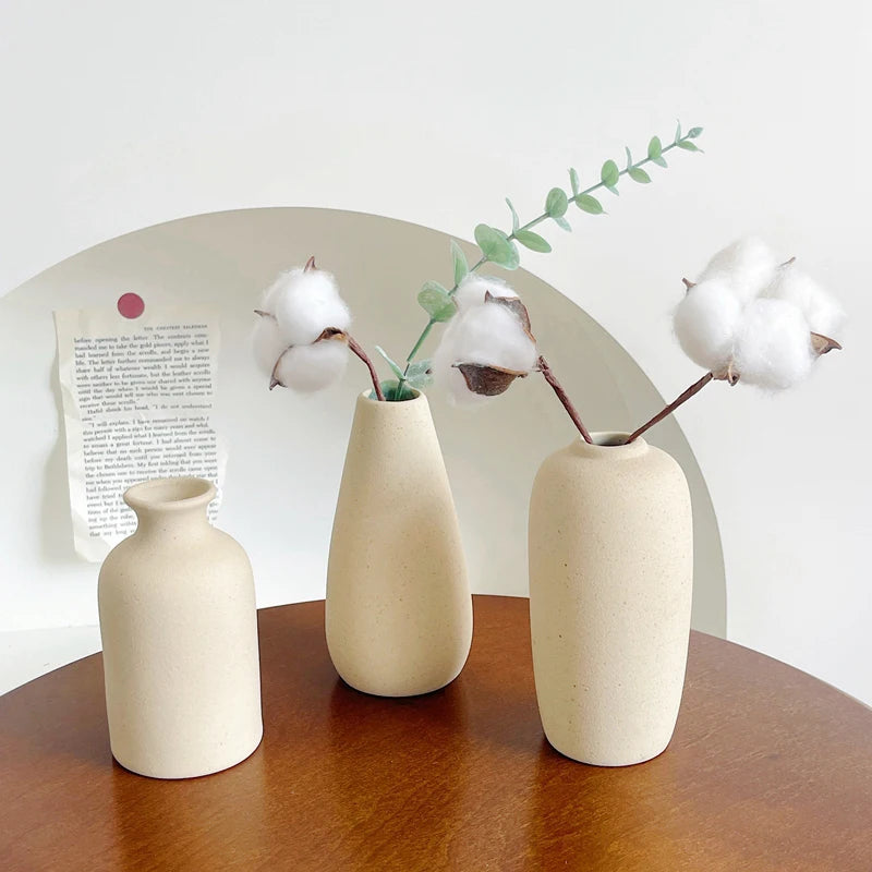 Minimal Matte Ceramic Vase – Sculptural Vase for Dried Flowers